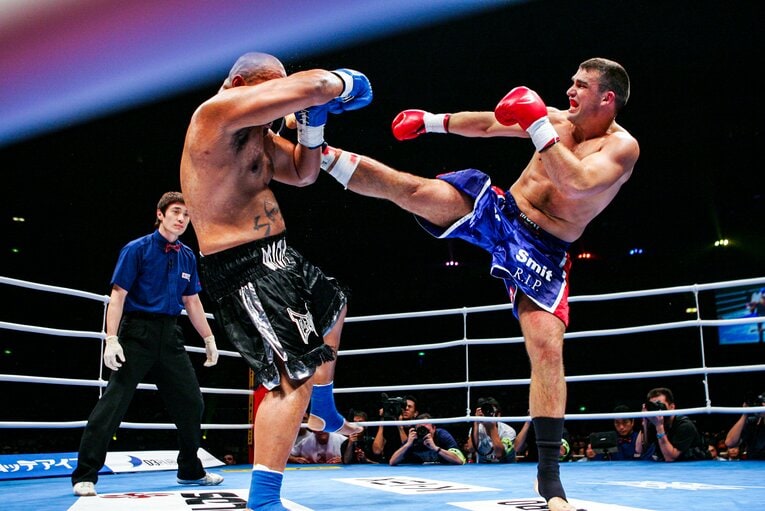 アーツのハイキック20連発。2005年9月のマイティ・モー戦（7枚目／全20枚）©Susumu Nagao