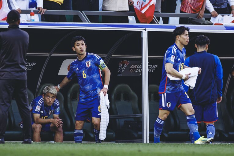 堂安律に声をかける遠藤航　©Kiichi Matsumoto