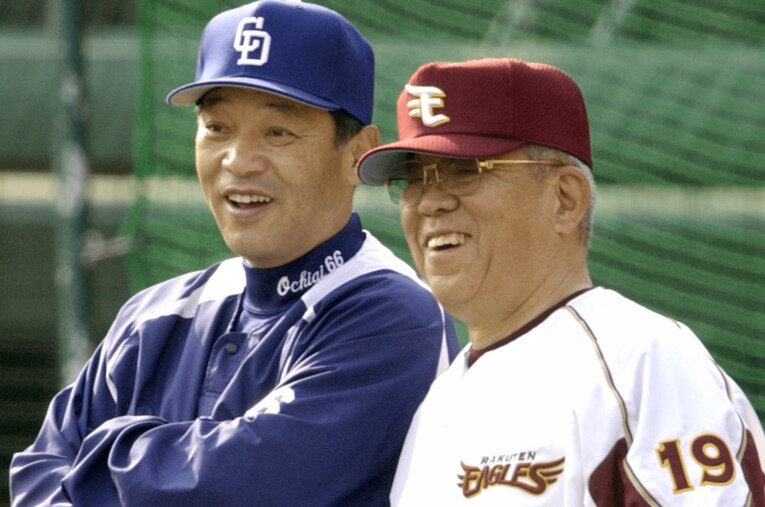 言葉をかわす野村克也（右）と落合博満　©Sankei Shimbun