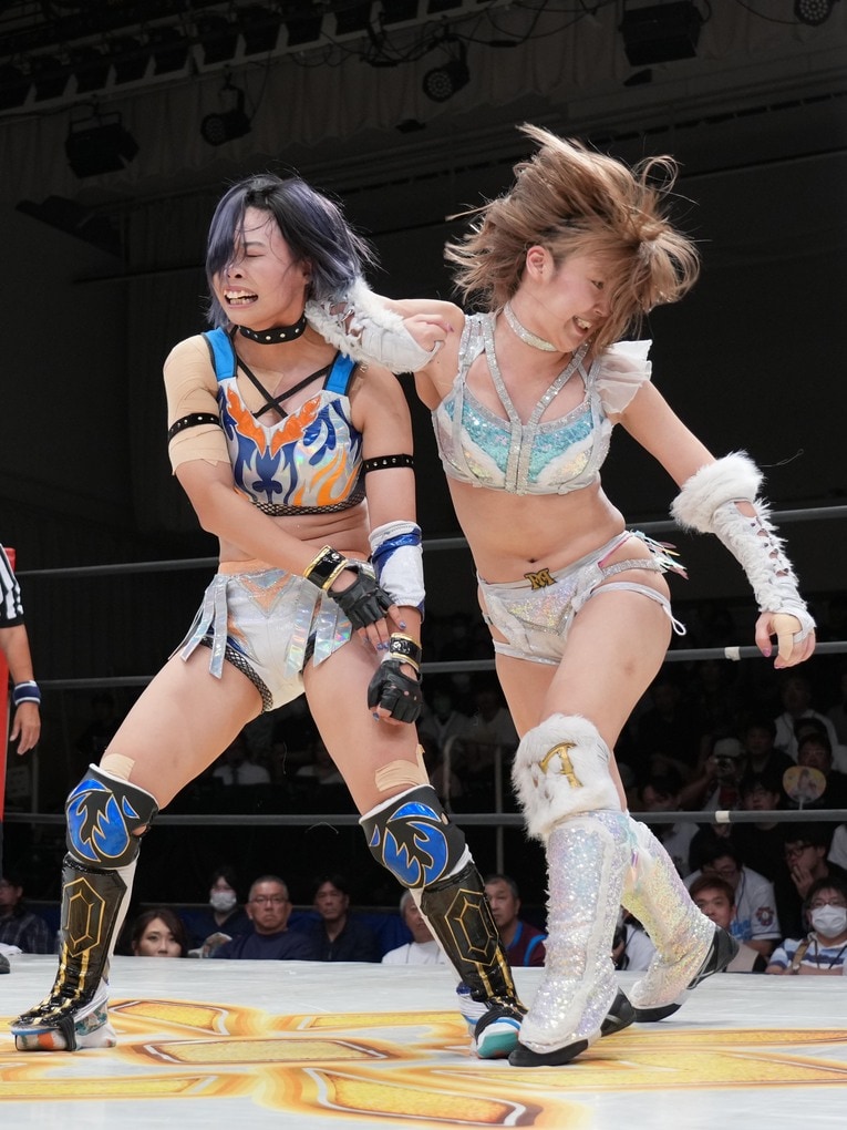 MIRAIにエルボーを叩き込む桜井麻衣。8月30日、後楽園ホール　©Essei Hara