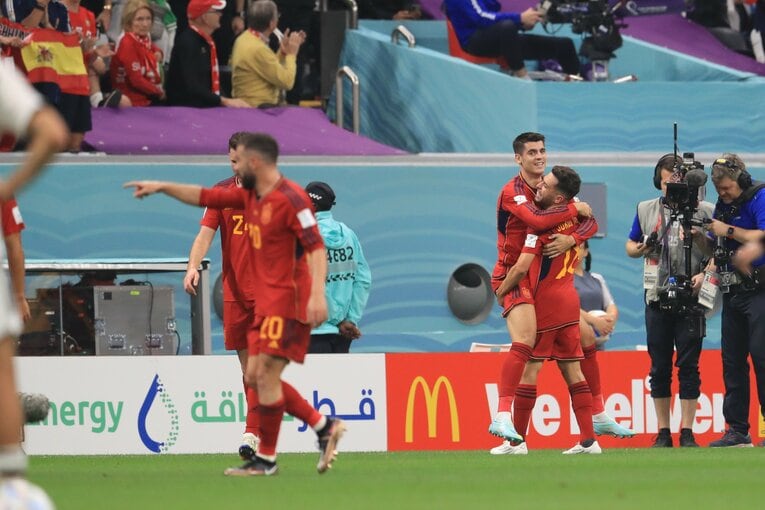 スペイン・モラタのゴールにメンバーが祝福　©Kazuo Fukuchi/JMPA