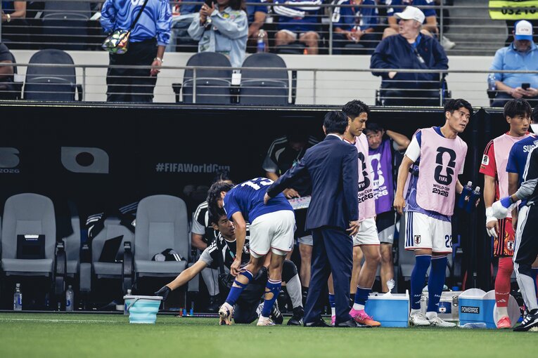テレビに映らなかったスウェーデン戦“ソックス異変”の一部始終…中村敬斗と田中碧がハサミを（写真は右に続きます）　©Kiichi Matsumoto/JMPA