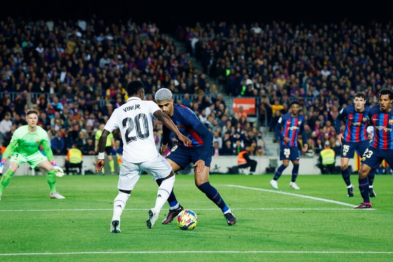 「バルサがメッシ退団後初のリーガ制覇」間近なクラシコの“喜びと憎しみ、一瞬のリスペクト”を撮った「18歳ガビが倒れたレアルDFを…」(30)