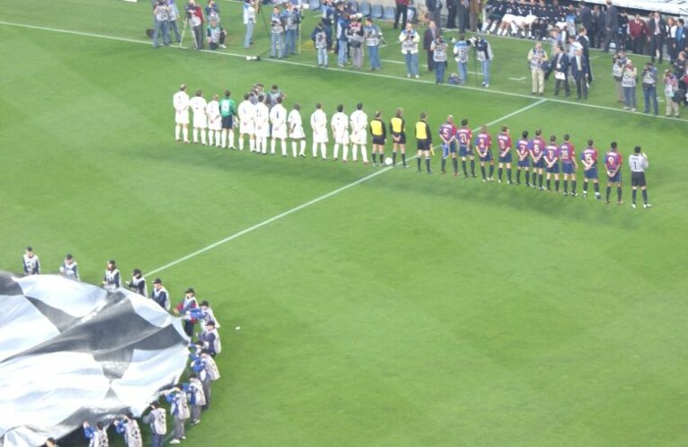 01-02シーズン、CLで実現したクラシコ（※クリック、スワイプするとジダンら銀河系軍団の当時の写真がご覧になれます） ©Sports Graphic Number