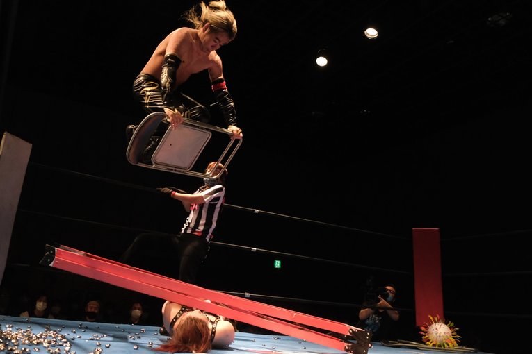 「いつか、傷だらけの背中でウェディングドレスを」 18歳の女子レスラー・鈴季すずが大流血を「嬉しい」と語る理由(23)