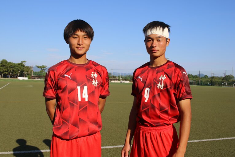 高校1年の2ショット。福田（右）は試合中に負傷し、包帯姿でプレーしていた　©︎Takahito Ando