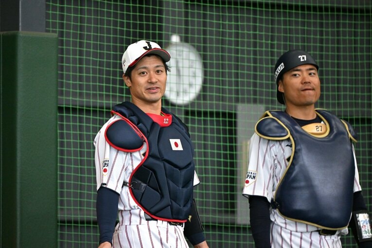 坂本誠志郎と野手最年長の中村悠平。WBCに向けて長く準備を続けてきた捕手陣の絆は固かった　©Hideki Sugiyama