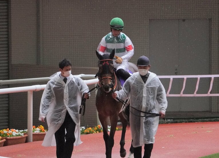 昨年、雨の大阪杯を制した際のレイパパレ　©Satoshi Hiramatsu