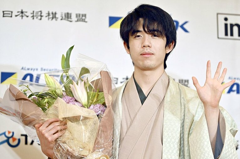 史上最年少で五冠を達成した藤井聡太竜王 ／ photograph by KYODO