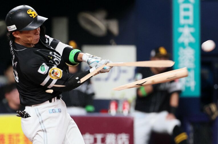 根元から粉砕されるバット「今シーズンはなぜかバットが折れまくる」異常事態の真相は… ／ photograph by SANKEI SHIMBUN