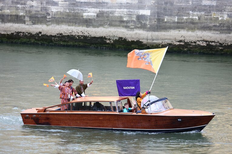かわいらしいモーターボートで登場のブータン選手団　©Ryosuke Menju/JMPA