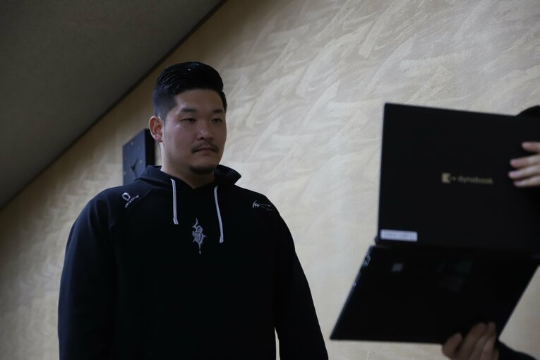 真剣な表情で話をする筒香