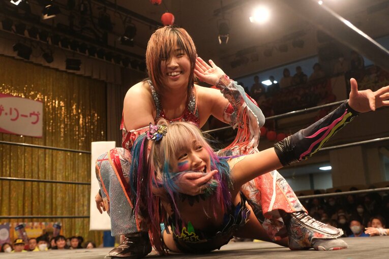 「スターダムをクビになって…」人気女子プロレスラーが初告白　ウナギ・サヤカ“超満員の自主興行”に密着して感じた「不思議な風格」(63)