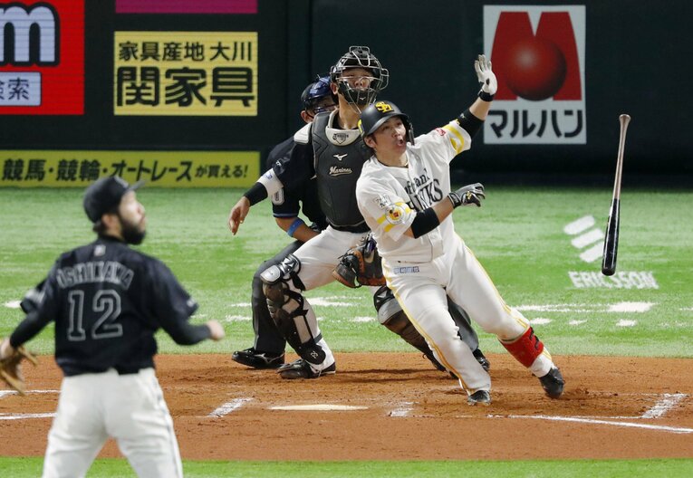 優勝を決めた10月27日、6回に甲斐が左越えに２ランを放つ　©KYODO