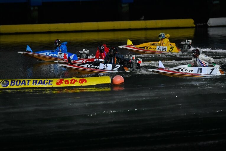 ピット離れからスタートまでのコース争いもボートレースの注目ポイントだ　©日本モーターボート競走会