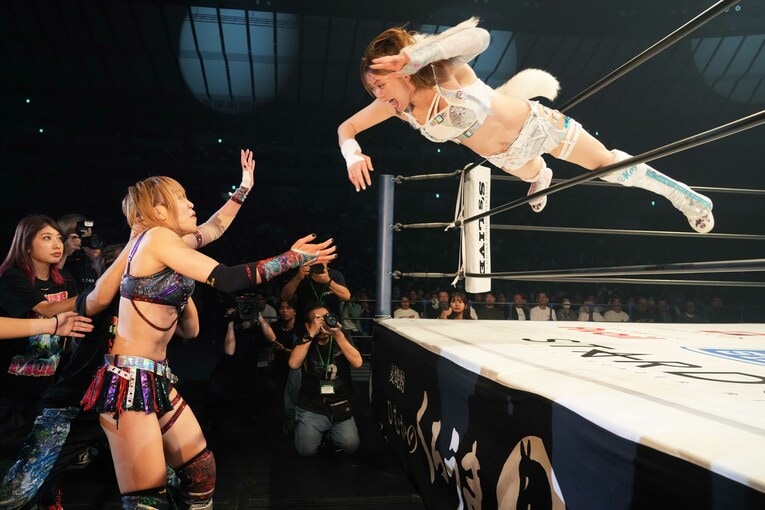 朱里にトペを放つ岩谷麻優　©Essei Hara