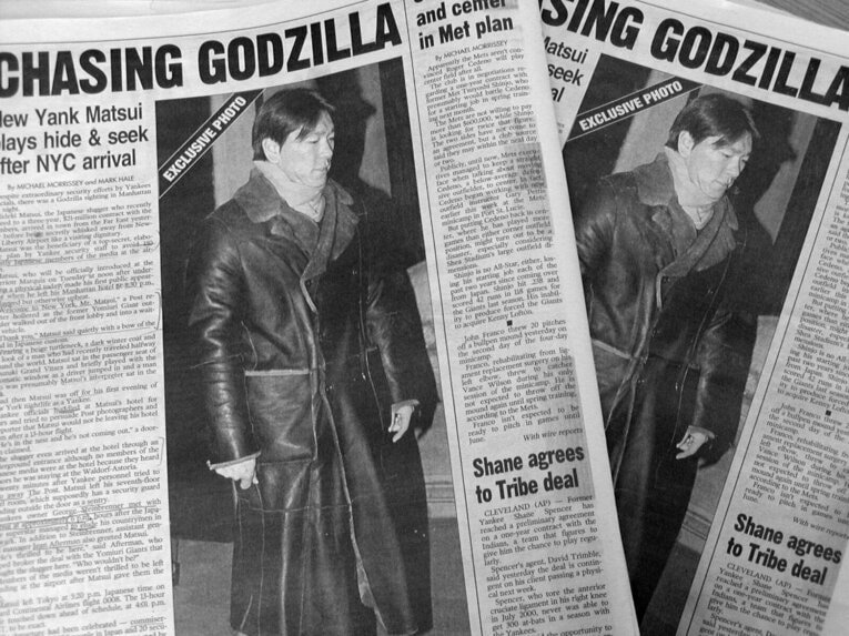 当時の現地紙（ニューヨーク・ポスト）。松井がホテルを出る際の様子まで掲載された　©JIJI PRESS