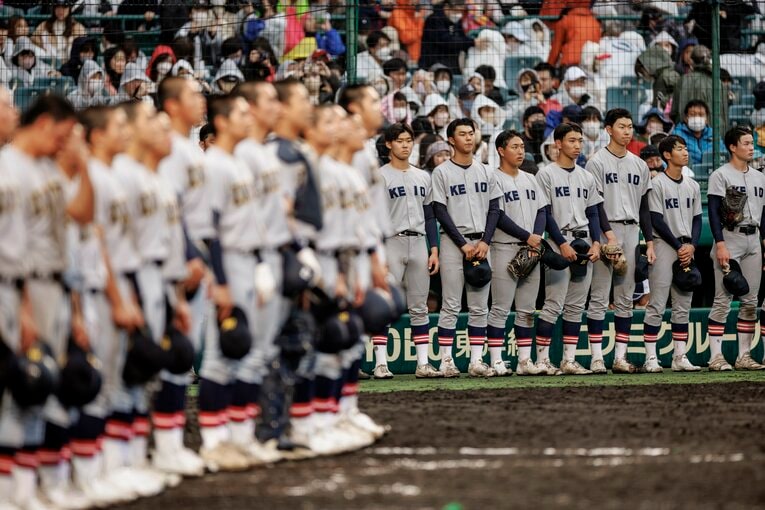 試合後、脱帽した姿は対照的だ　©Kiichi Matsumoto