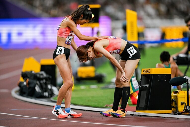 山本のゴールを迎えた田中との感動の抱擁の一部始終　©Nanae Suzuki