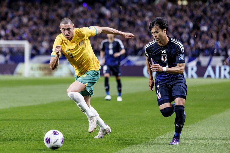 三笘薫の「超高速ドリブル」（2枚目／全4枚）©Kiichi Matsumoto