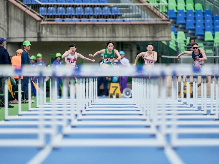 入学直後にもかかわらず学生個人選手権で見事なハードリングを披露した井上　©Yuki Suenaga