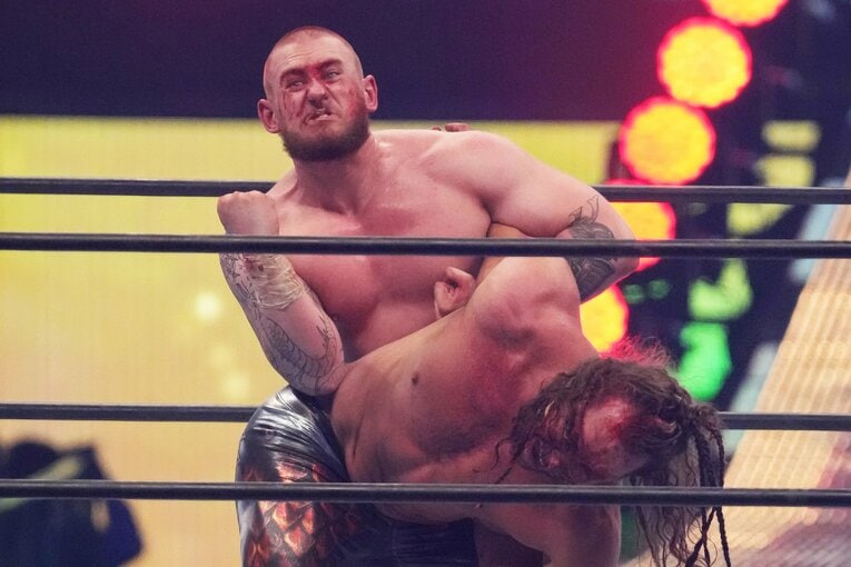 ケニー・オメガをコブラツイストにとらえたゲイブ・キッド　©Masashi Hara