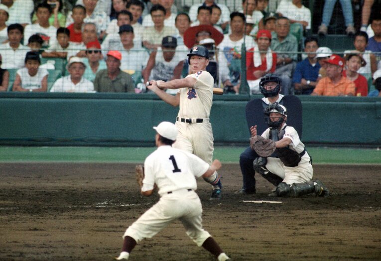 1992年夏の甲子園1回戦・長岡向陵の竹内から痛烈な三塁打を放つ星稜・松井　©︎Sankei Shimbun