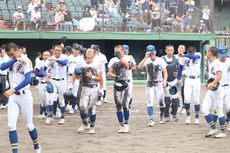 福島県大会の準決勝で敗れ、涙にくれる聖光学院ナイン　©Genki Taguchi