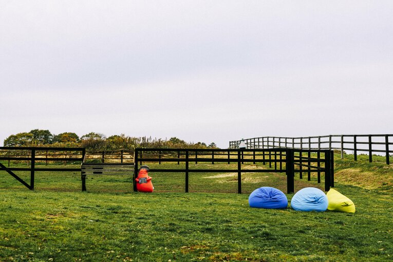 敷地内には各所にYogiboが置かれている　©Kiichi Matsumoto