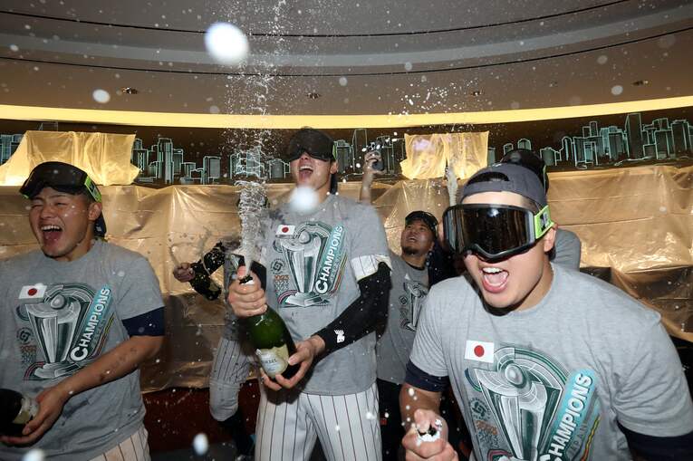 ビールかけで大喜びの大谷、村上ら　©AFP/JIJI PRESS