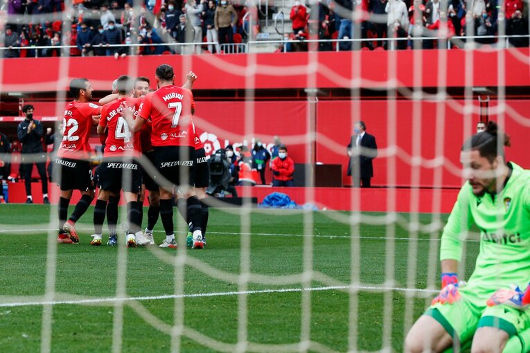 「クボはファウル覚悟で止めなければ」 残留争いで久保建英が大仕事…辛口のタクシー運転手もニコリ〈カメラマン現地取材〉(18)