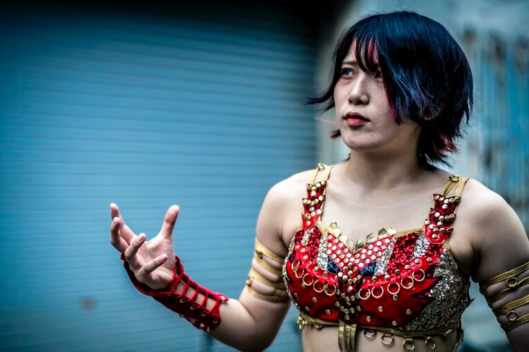 《特別グラビア》スターダム林下詩美が語る“女王ではない今”の自由さ…話題の“中野ぅたみ”も登場「かわぃぃことしかとりぇがなぃんですぅ」(30)