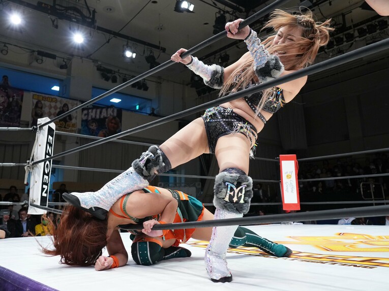 石川奈青を容赦なく踏みつける桜井麻衣。11月17日、後楽園ホール　©Essei Hara