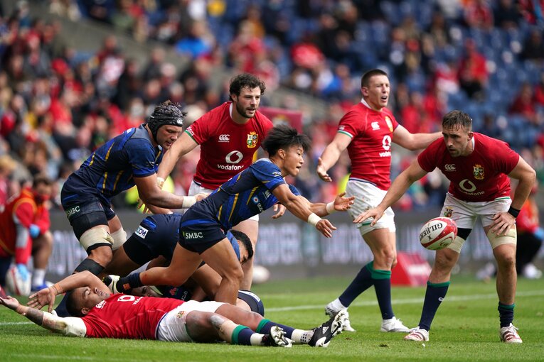 代表初キャップがライオンズ戦となったSH齋藤直人。テンポのいい配給が目立った　©︎PA Images/AFLO