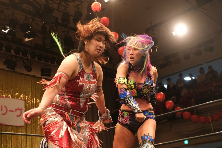 「スターダムをクビになって…」人気女子プロレスラーが初告白　ウナギ・サヤカ“超満員の自主興行”に密着して感じた「不思議な風格」(72)