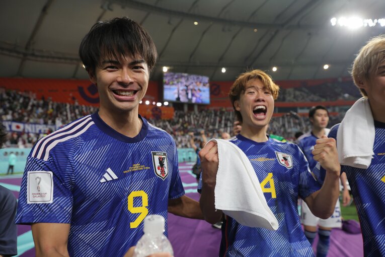 ドイツ戦の劇的勝利に歓喜する三笘（左）と板倉滉 ©JMPA