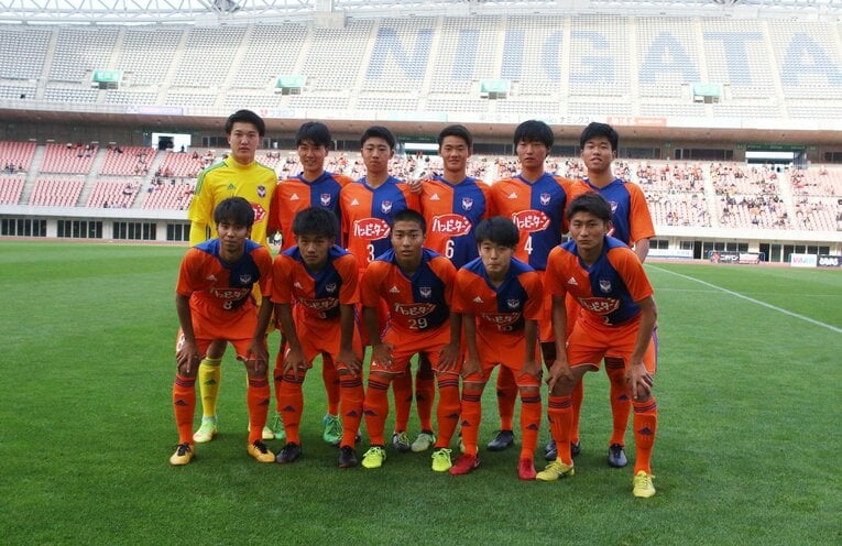 ユース時代の本間至恩（18年5月、プリンスリーグ北信越・日本文理高戦／前列右から2人目）©︎Takahito Ando