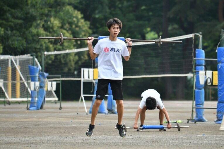 トレーニングに励む現在の桐朋中高陸上部のメンバーたち　©Hideki Sugiyama
