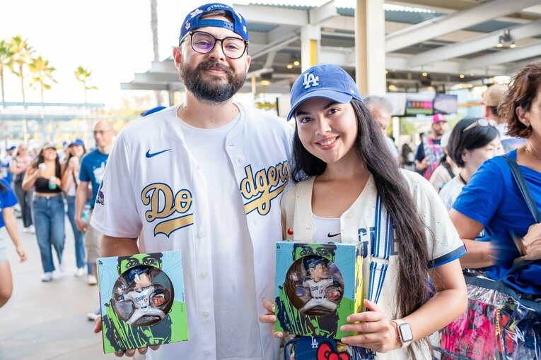 ドジャースファンのロバートさんと妹のアレックスさん。大谷翔平のボブルヘッドを手にこの笑顔　©Miki Sano