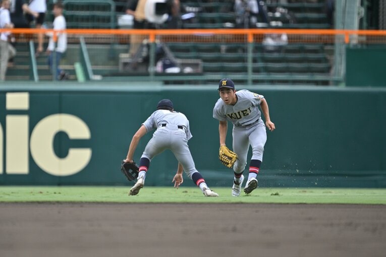 5回、慶応高が一挙5点の猛攻。仙台育英のセンターの橋本、レフトの鈴木が交錯した場面は「大声を出したが互いにまったく聞こえなかった」という ©Naoya Sanuki