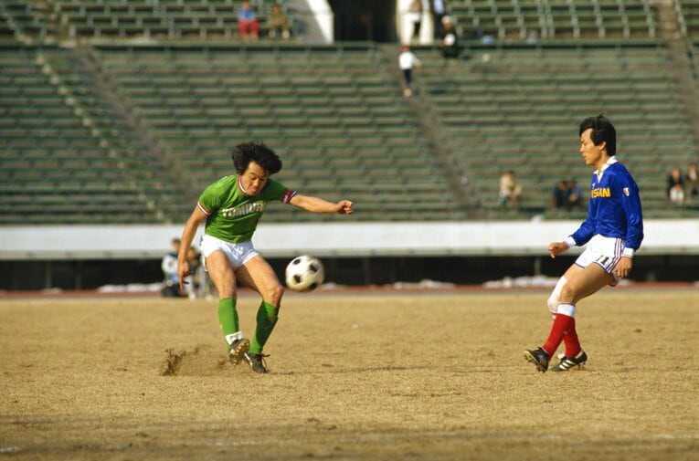 読売クラブ時代の松木さんのプレー　©AFLO