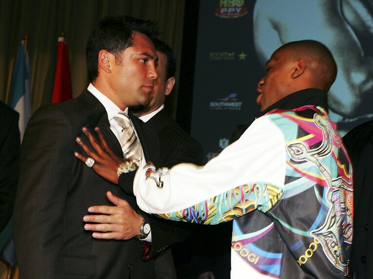 2007年5月のWBC世界スーパーウェルター級タイトルマッチに向けた記者会見（同年2月20日）。デラホーヤをしつこく挑発するメイウェザー　©Getty Images