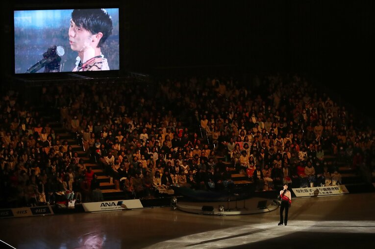 サプライズとしてリンクに立つ羽生　©AFLO