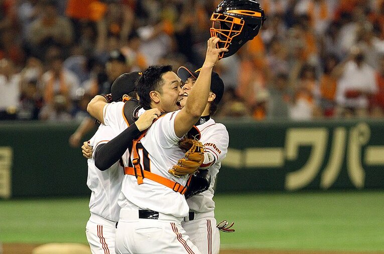 2012年、セ優勝の瞬間。400本塁打を達成し、首位打者も獲得。球史に残る捕手として阿部慎之助はバットとキャッチャーミットを置く。 ／ photograph by Shigeki Yamamoto