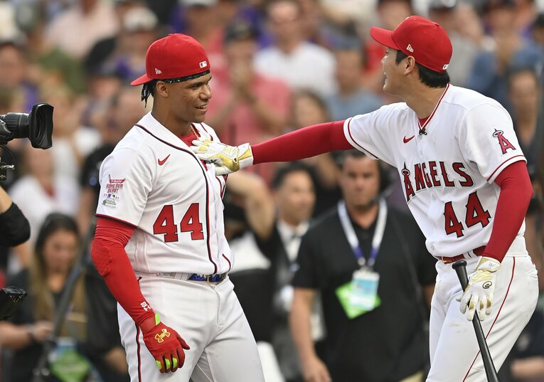 勝利したソトにツッコミを入れる大谷　©Getty Images