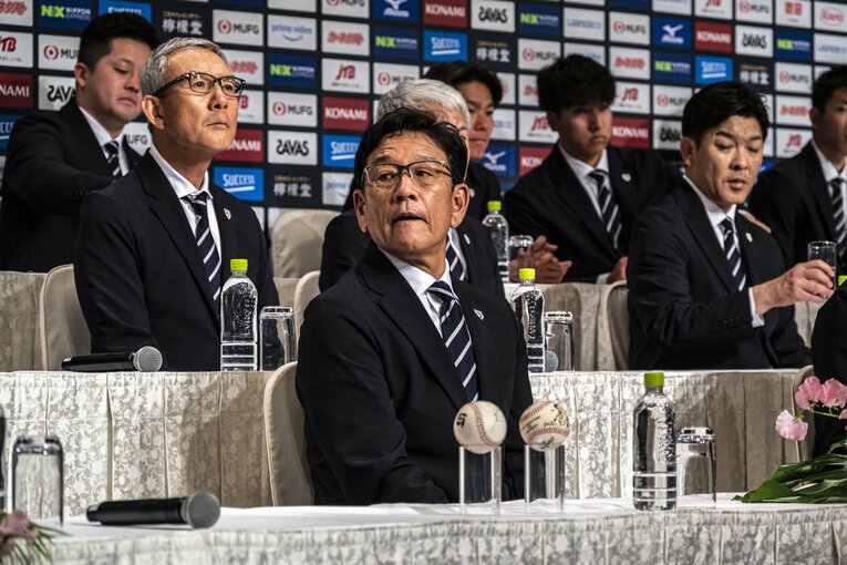 右側へ視線を移す栗山監督　©Takuya Sugiyama