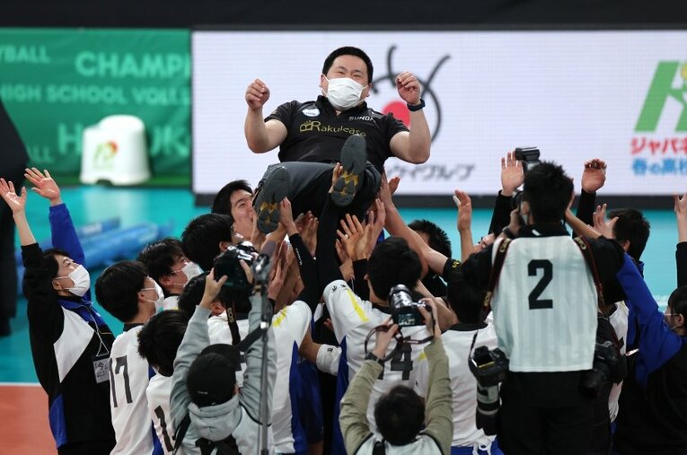 6年ぶりに春高バレーを制し、選手たちに胴上げされる駿台学園・梅川監督。緻密なデータバレーや新しい取り組みで常にチームをアップデートしてきた ／ photograph by JIJI PRESS