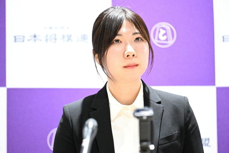 棋士編入試験第5局後、会見での西山の表情と気品あるお辞儀（全8枚中の4枚目）　©Keiji Ishikawa