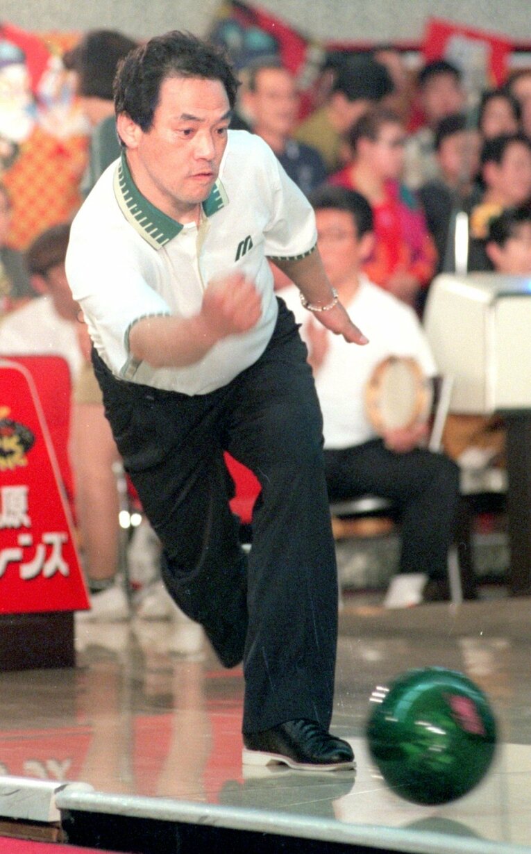 写真は日本ハム在籍時代の1998年。ボウリングを行う落合　©Sankei Shimbun