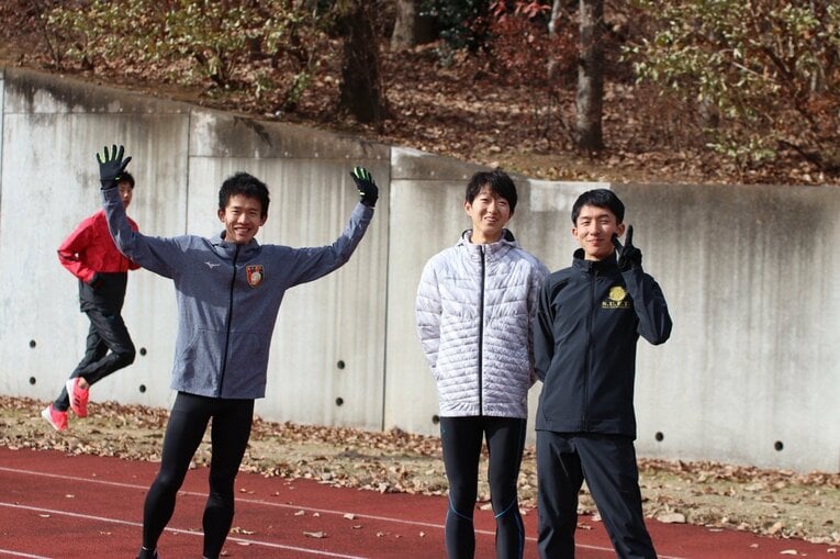 創価大のキャプテンを務めた鈴木渓太（中央）。同期の石津佳晃（左）は9区で区間賞を獲得している